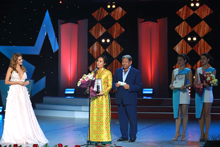 Đạo diễn Hồng Ánh lên nhận giải Đặc biệt của BGK tại LHP Quốc tế Á Âu - Euasia International film festival 2017 tại thủ đô Astana - Kazakhstan.